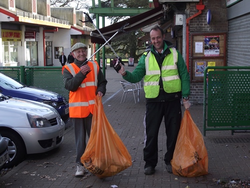 Street Champion volunteers litter picking at Warners End, Hemel Hempstead